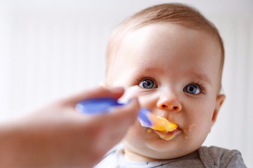 Bébé qui mange